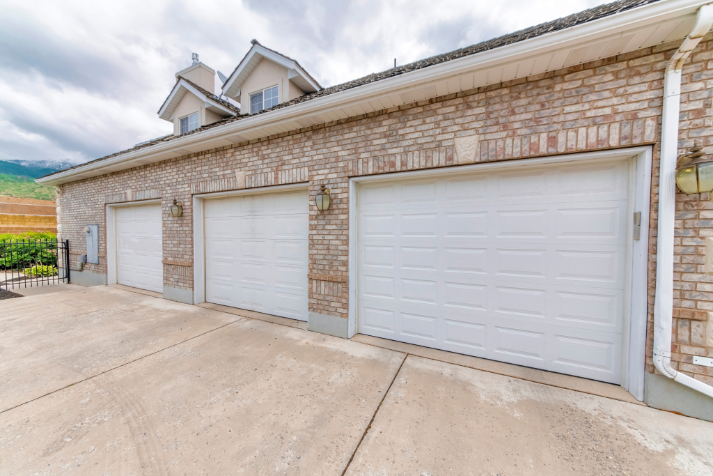 Optimisation de l'espace avec des portes de garage sectionnelles : les avantages et inconvénients