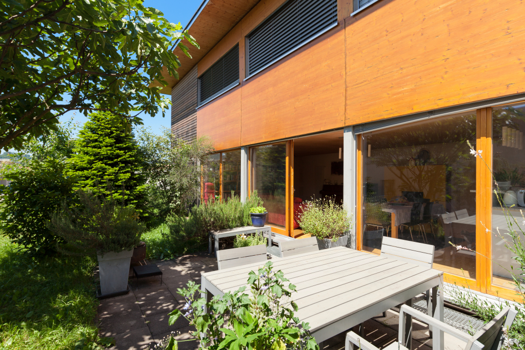 véranda en bois sur mesure moderne et chaleureuse
